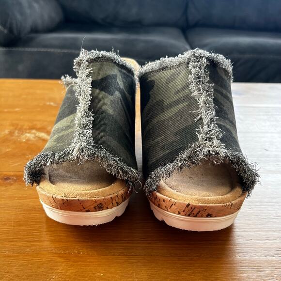 Minnetonka Women’s Wedge Sandals Size 7 Camo Cork Platform Slides Fringe Boho - Picture 3 of 8